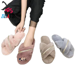 Venta al por mayor: Nuevas pantuflas de invierno con cadena de colores cruzados, diamantes brillantes, a la moda, para interiores, antideslizantes, cálidas, suaves, peludas, con puntera de TPR. - Product Image 1