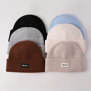 Вязаная шапка-бини с вышитой нашивкой на заказ для женщин: тепло и стиль на зиму - Product Image 1