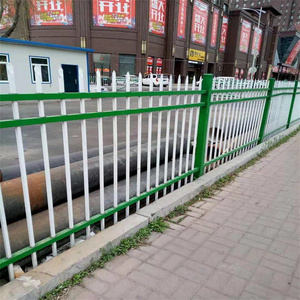 แผงรั้วเหล็กสีดำ ขาว น้ำเงิน ซิงค์เคลือบโลหะ สำหรับภายนอกบ้านพักอาศัย รูปทรงหอกปลายแหลม ตกแต่งด้วยเหล็กดัดลายสวยงาม เป็นมิตรกับสิ่งแวดล้อม - Product Image 1