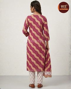 Ensemble de costume en coton brodé de fleurs, très demandé, avec dupatta élégant pour femmes, disponible à la vente - Product Image 4
