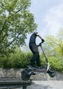 Trottinette pliable KuKirin A1 pour adultes - Batterie 48V, pneus de 10 pouces, amortissement des chocs, éclairage LED, idéale pour les trajets quotidiens - Product Image 5