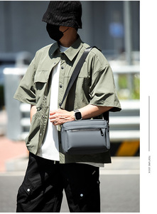 Riñonera Deportiva Ligera con Logotipo Personalizado, Mini Bolsa Cruzada Negra con Correa Ajustable para Hombres y Mujeres, para Uso en Exteriores - Product Image 5