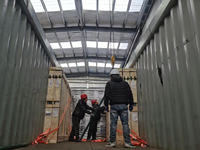 Usine de terrains de padel panoramiques sur mesure, terrains de padel en gazon artificiel pour l'extérieur et l'intérieur, terrains de padel de type suspension personnalisés pour clubs