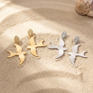 ต่างหูแฟชั่นดีไซน์รูปนกนางแอ่น สแตนเลสสตีล ชุบทอง 18K ประดับเพชรซิร์คอน สำหรับผู้หญิง - Product Image 4