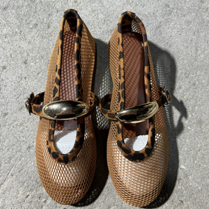 2026 All'ingrosso <span class=keywords><strong>Ballerine</strong></span> da donna alla moda di grandi dimensioni <span class=keywords><strong>con</strong></span> cinturino singolo, punta chiusa e design traforato - Product Image 1
