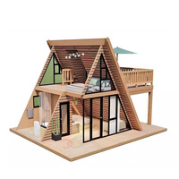 Cabane triangulaire en structure acier avec terrasse, double étage, aspect bois, chalet de luxe pour complexe hôtelier, maison préfabriquée
