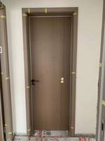 Porte en bois minimaliste en cristal de carbone, lignes épurées pour maison moderne