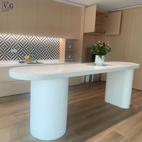 Table en surface solide personnalisable pour une utilisation polyvalente, présentoir de magasin de luxe, bureau de PDG, îlot de cuisine, table longue