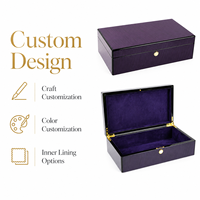 Boîte de rangement à bijoux double porte en bois grainé violet sur mesure, finition mate, avec serrure dorée et doublure intérieure artisanale colorée