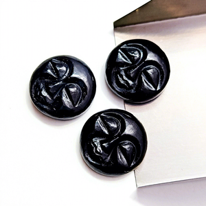 Onyx noir naturel, sculpture visage pleine lune 20mm, pierre précieuse lisse, prix de gros en vrac pour la fabrication de bijoux et l'artisanat en cristal - Product Image 1