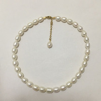 Collier ras du cou 35-50 cm avec fermoir en acier inoxydable plaqué or véritable, perle d'eau douce naturelle, perle de riz AA 7.3-8.3mm durable