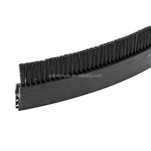 Bande de brosse flexible en caoutchouc thermoplastique Cip on Profile pour le montage sur les bords des panneaux - Product Image 1