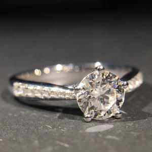 Anello da Donna Q754 in Oro Bianco con Diamante Taglio Brillante Rotondo Colore G Naturale Anello di Fidanzamento con Diamanti Laterali - Product Image 5