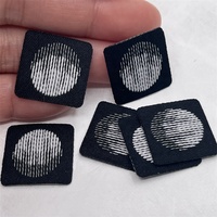 Étiquette de col tissée personnalisée en coton biologique satiné avec puce NFC pour vêtements