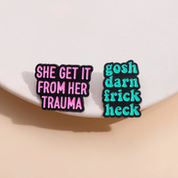 Großhandel Metall-Emaille-Anstecknadeln 'She Got It From Her Trauma' Broschen Reversnadeln Neujahrs-Jubiläums-Schmuckgeschenk