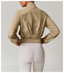 Veste de sport d'été OEM Fiess à col montant, fermeture éclair intégrale, haut de sport court pour la course à pied, veste de sport avec poches, ensemble élégant, respirant et à séchage rapide - Product Image 3