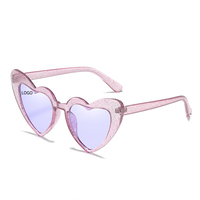 Lunettes de soleil tendance personnalisées avec cœur Cadeaux de demoiselle d'honneur à la mode Lunettes de soleil colorées pour femmes Vente en gros Lunettes de fête avec cœur