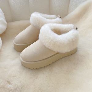 Botas de nieve clásicas de diseñador para mujer, botines cortos de una pieza con forro de piel y suela gruesa, pantuflas de algodón de una pieza para interiores. - Product Image 2
