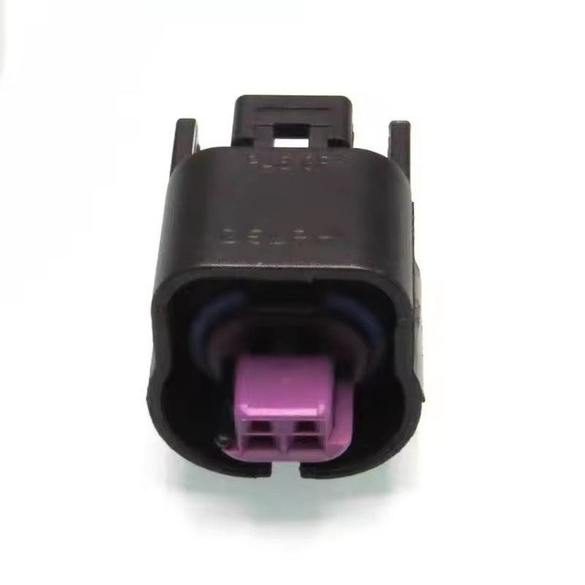 15335987 is suitable for Buick Regal camshaft intake and exhaust VVT solenoid valve 2P plug 15336004