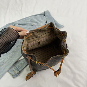 Sac à dos de luxe pour étudiantes avec cadre interne, en PU, fermeture à cordon, design portable pour les voyages et l'usage quotidien, en polyester - Product Image 2