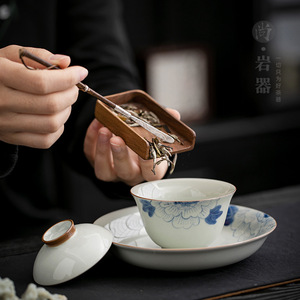 ชุดกาน้ำชา Gaiwan ลายดอกโบตั๋นสีน้ำเงินขาว วาดด้วยมือ พร้อมถ้วยชาแบบมีฝาปิด ทนความร้อน สำหรับชงชา - Product Image 2