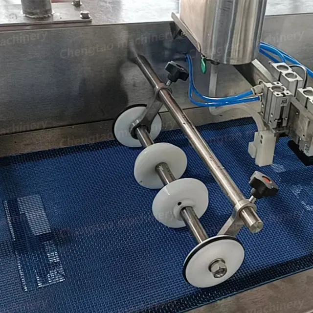 2024 전기 난방 스프링 롤 성형 기계 Lumpia 롤링 스프링 롤 과자 만들기 기계 스프링 롤 기계