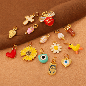 Galerie Whimsy Pop |   Pendentif en acier inoxydable plaqué or 18 carats PVD avec émail vibrant |   Imperméable, hypoallergénique et résistant au ternissement - Product Image 5