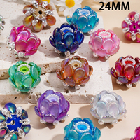 Strass en forme de cœur de couleur fluorescente, associés à un pendentif en métal argenté en forme de fleur et à une chaîne de perles demi-perles.