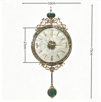 Horloge murale de style antique avec pendule en métal et coquille de nacre et d'ormeau, idéale pour la décoration de villa