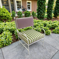 Modernes Gestreiftes Outdoor-Sofa Dreisitzer Metall-Gartenmöbel Mit Wasserdichten Schnelltrocknenden Kissen für Resort Villa