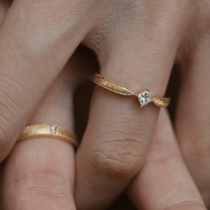 แหวนคู่รักทรงปรินเซสคัท เพชร HPHT รับรองโดย Aimgal NGTC ชุบทอง <span class=keywords><strong>18K</strong></span> ผลิตในอิตาลี ดีไซน์ขัดเงา ของขวัญสำหรับการหมั้น - Product Image 4