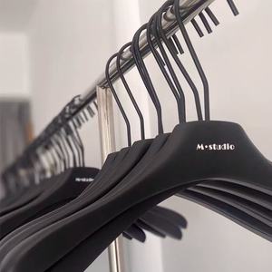 ที่แขวนเสื้อทำจากไม้สีดำสำหรับผู้หญิงและเสื้อผ้าเด็กชั้นวางกางเกงกันลื่นไร้รอยต่อสำหรับร้านเสื้อผ้า - Product Image 2