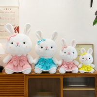 Jouets en peluche en gros sur le thème des animaux - Lapin en robe, mouton et chat, plusieurs modèles pour les boutiques de cadeaux