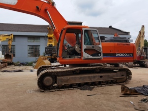 Excavatrice sur chenilles Doosan DH300-7 d'occasion, modèle 2022, 30 tonnes, excellent état, pompe hydraulique et engrenages testés et inspectés - Product Image 2