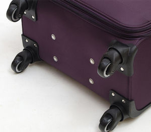 Persone di mezza età e anziani che viaggiano con trolley leggero da viaggio - Product Image 4