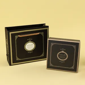 Caja de dulces de chocolate y fresa envuelta en papel de lujo personalizada con divisor