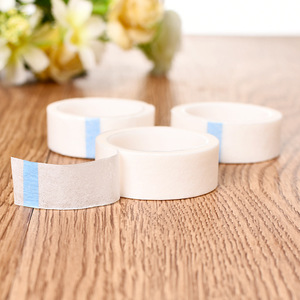 Bande adhésive non tissée blanche, épaisseur 5 mm, respirante, pour usage médical - Product Image 4