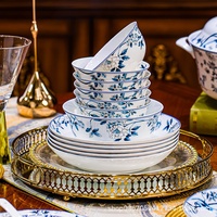 Service de table en porcelaine fine de Jingdezhen, motif végétal bleu et blanc, compatible micro-ondes, comprenant bols, assiettes et baguettes, style chinois, pour usage domestique, idéal comme cadeau
