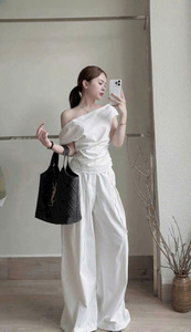 Ensemble haut court blanc à une épaule et pantalon droit, style décontracté et élégant, fabrication OEM au Vietnam - Product Image 3