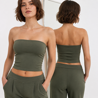 Korte, zachte, strapless top met eigen logo, casual bandeau top, veelzijdige athleisure streetwear, geschikt voor layering.