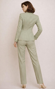 Ensemble de costume élégant vert sauge pour femme, blazer structuré avec pantalon ajusté assorti, pantalon de costume minimaliste pour affaires - Product Image 4