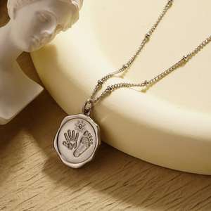 Joyería personalizada chapada en <span class=keywords><strong>oro</strong></span> <span class=keywords><strong>de</strong></span> 18 quilates, collar con huella <span class=keywords><strong>de</strong></span> bebé, collar con colgante redondo con nombre grabado <span class=keywords><strong>para</strong></span> niños, collar <span class=keywords><strong>de</strong></span> cumpleaños con piedra natal - Product Image 3