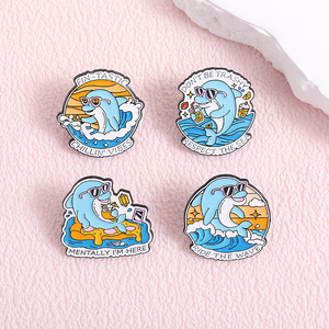 Pins Esmaltados de Golfinho para Férias na Praia, com Design de Golfinho Fofo a Surfar a Onda 'Mentalmente Estou Aqui', Broche, Emblema para Mochila, Pin de Lapela, Presentes de Joalheria - Product Image 3