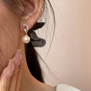 Pendientes de Plata de Ley S925 con Perlas Trenzadas, Joyería Elegante de Alta Gama para Mujer, Chapada en Oro - Product Image 2