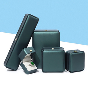 صناديق مجوهرات فاخرة بالجملة مصنوعة من الجلد الصناعي بتصميم التاج الملكي مع إضاءة LED للقلادات والأقراط والخواتم والأساور - Product Image 4