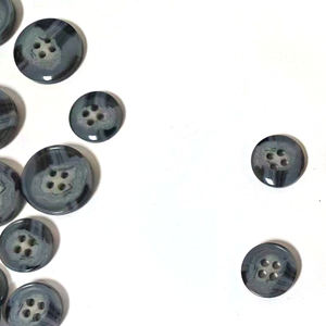 Bottoni in Urea a Quattro Fori di Alta Qualità, Lussuosi e alla Moda con Logo Personalizzato per Abbigliamento e Cappotti - Product Image 5