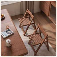 Chaise pliante en bois peu encombrante avec assise et dossier à lattes pour salon, chambre et usage domestique