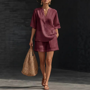 Conjunto de dos piezas para mujer con cuello en V, top de manga corta holgado y pantalones cortos, atuendo casual de verano de poliéster/algodón con diseño calado - Product Image 6