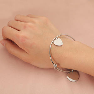Brazalete Circular con Corazón Retráctil YiLove para Mujer, Chapado en Oro de 18K, Acero Inoxidable, Moderno, Grabado Láser con Mensaje de Amor y <span class=keywords><strong>Amistad</strong></span> - Product Image 3