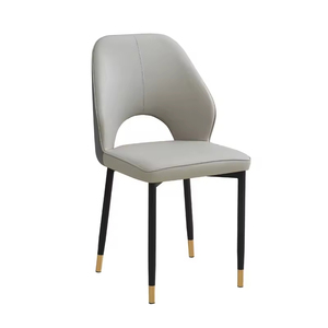 <span class=keywords><strong>Chaise</strong></span> de <span class=keywords><strong>salle</strong></span> <span class=keywords><strong>à</strong></span> <span class=keywords><strong>manger</strong></span> moderne <span class=keywords><strong>en</strong></span> similicuir gris avec pieds <span class=keywords><strong>en</strong></span> métal noir et accents dorés, ergonomique, confortable et élégante - Product Image 4